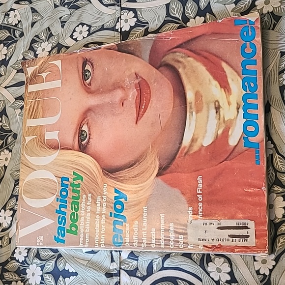 Vintage Vogue Magazine December 1976 - Picture 1 of 3